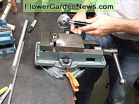 Der Auslauf wurde mit einem Fadenspanner auf den SiebtrÀger aufgefÀdelt. Die Verwendung eines Schraubstocks erleichtert das Abschrauben des Ausgusses. The spout threaded on the portafilter with a thread-locker. Using a vise makes unscrewing the spout much easier.
