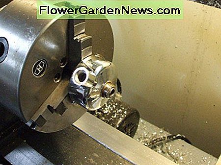 Hier wird der SiebtrÀger auf einem 3-Backenfutter in die Drehmaschine eingespannt. Here is the portafilter clamped into the lathe on a 3-jaw chuck.