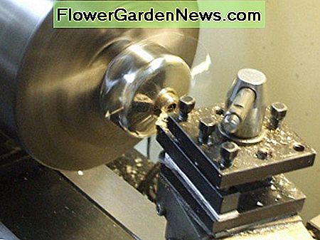 Mit einem Drehwerkzeug schneide ich langsam die Auslaufgewinde Millimeter fĂŒr Millimeter ab. Using a lathe cutting tool, I slowly cut off the spout threads, millimeter by millimeter.