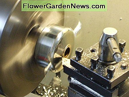 Der letzte Schnitt, um die Ausgussthreads zu entfernen. The final cut to remove the spout threads.