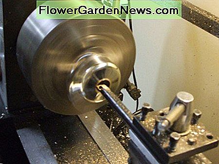 Ein Bohrwerkzeug ermöglicht das Ăffnen des Lochs von innen nach auĂen. A boring cutting tool allows the hole to be opened up from the inside out.