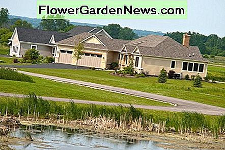 Los constructores de casas de nueva construcción más confiables generalmente ofrecen casas modelo para que los compradores potenciales puedan ver su trabajo. Estas son las casas modelo de rancho en Henning Estates en Huntley construidas por Rock Creek Homes, un nuevo constructor de viviendas en Illinois. More reputable new construction home builders typically offer model homes for potential buyers to see their work. These are the ranch model homes at Henning Estates in Huntley built by Rock Creek Homes, an Illinois new home builder.
