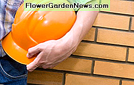 Verifique las referencias antes de firmar un contrato para construir una nueva casa de construcción. Check references before signing a contract to build a new construction home.