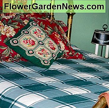 Erstellen Sie ein gemütliches Schlafzimmer, aber halten Sie es einfach. Bild mit freundlicher Genehmigung von Gracey / morguefile.com Create a cozy bedroom but keep it simple. Image courtesy of Gracey/morguefile.com