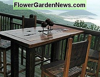 Dieser rustikale Bartisch und die Stühle wurden aus dem großen wiedergewonnenen wurmartigen Kastanienbrett gebaut, das Sie oben sehen. This rustic bar table and stools were built from the large reclaimed wormy chestnut board you see above.