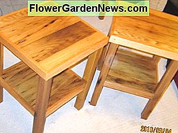 Diese urigen rustikalen Beistelltische wurden aus der wiedergewonnenen wurmartigen Kastanie hergestellt, die in einem Jahrhunderte alten Bauernhaus gefunden wurde. These quaint rustic end tables were made from the reclaimed wormy chestnut found in a centuries old farm home.