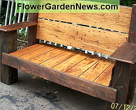 Diese amerikanische wurmartige Kastanienbank sitzt jetzt stolz auf einem Gehöft hier in North Carolina. This American wormy chestnut bench now sits proudly on a homestead here in North Carolina.