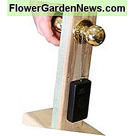 Ein hängenden Türklinkenalarm ist billig und erfordert keine Installation. A hanging doorknob alarm is cheap and requires no installation.