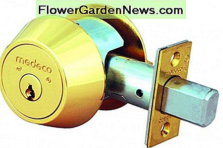 Wenn sich Glas in oder in der Nähe der Tür befindet, ist ein Riegelschloss erforderlich, das einen Schlüssel benötigt, um es von innen zu entriegeln. When there is glass in or near the door, a deadbolt lock is needed that requires a key to unlock it from the inside.