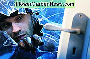 Erfahrene Einbrecher können wertvolle Gegenstände schnell stehlen und hinterlassen dabei eine Menge teuren Schaden. Experienced burglars can steal valuable items quickly while leaving behind a huge amount of costly damage.