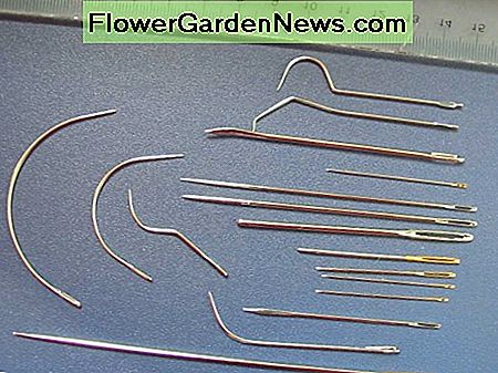 Yra daugybė odos adatų, labiausiai naudingos yra tiesios arba išlenktos rankos adatos, sukurtos odai. There are a wide variety of leather needles, the most helpful are either straight or curved hand needles designed for leather.