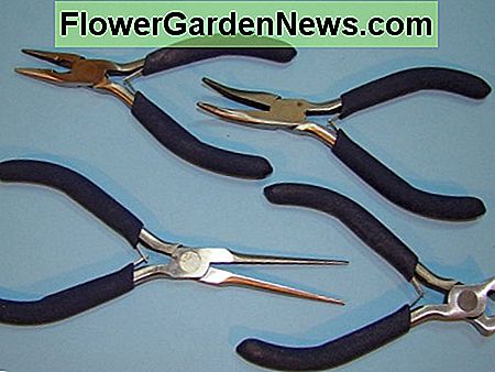 Reikės mažų rankinių replių, kad padėtumėte laikyti adatą ir įveikti grubius sluoksnius ar dvigubą odos storį. Small hand pliers will be needed to help you hold the needle and to pierce through tough layers or double thicknesses of leather.