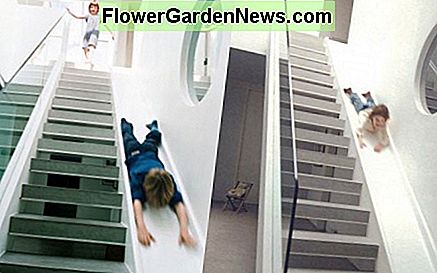 Slajdy w domu są zabawne zarówno dla dzieci, jak i dla dorosłych. Slides inside a home are fun for both children and adults.