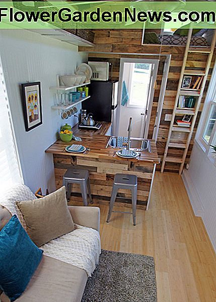 Otwarta koncepcja między kuchnią a salonem daje iluzję większej przestrzeni. An open concept between the kitchen and living room gives the illusion of more space.