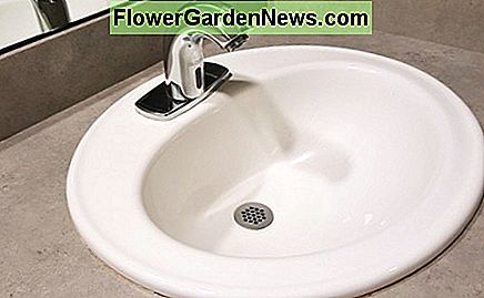 Houd uw gootsteen brandschoon voor gasten met deze handige truc. Keep your sink squeaky clean for guests with this handy trick.