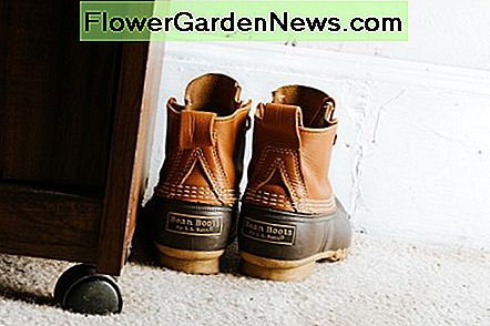 Houd ongewenste geuren weg met theezakjes in sokken. Keep undesirable odors away with tea bags in socks.