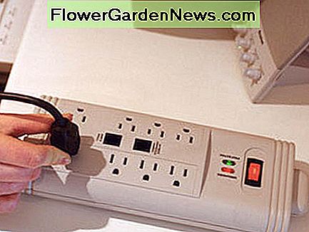 ตัวป้องกันไฟกระชากและปลั๊กไฟหมดอายุตามอายุ Power surge protectors and power strips expire with age.