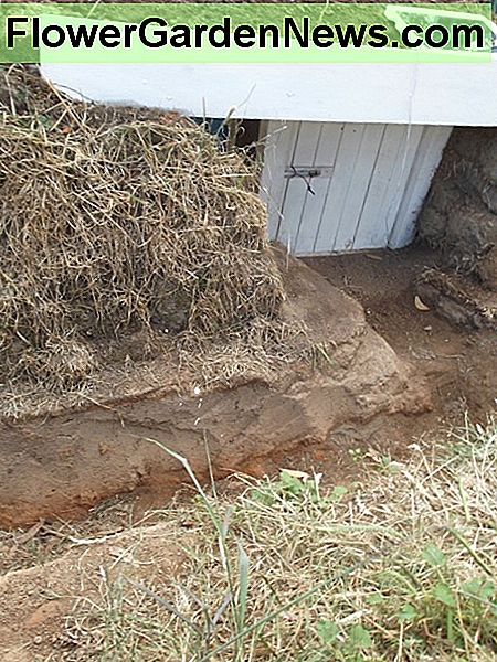 Temporärer und billiger Feuerbunker: Der in den Boden gegrabene Kanal führt uns leicht zur dunklen Tür des Feuerbunkers, sogar im Dunkeln der Nacht oder dichtem Rauch. Temporary and cheap fire bunker: The channel dug into the ground leads us to the small door of the fire bunker easily even in the dark of night or thick smoke.