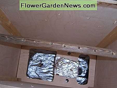 Blick in die Biltong-Box von oben .... View into the biltong box from the top....
