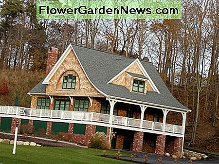มีเฉลียงกว้างขวาง With an extensive porch.