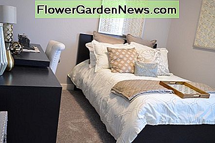 Voor een luxueuze hotellook, maak het bed met fris wit linnen in plaats van meerkleurige lakens. For a luxurious hotel look, make the bed with fresh white linens rather than multi-colored sheets.