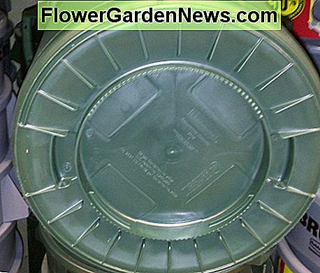 Plastikmüll kann mit Graten auf der Unterseite widerstehen, um Löcher durch den Boden zu tragen Plastic garbage can with ridges on bottom to resist wearing holes though the bottom