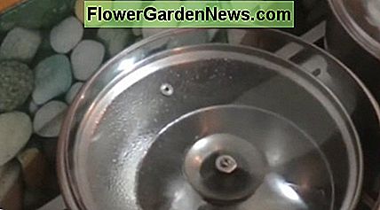 Stellen Sie sicher, dass genug Platz ist, um einen umgedrehten Glastopfdeckel auf die Schüssel und den Topf zu stellen. Make sure there's enough room to still place an upside-down glass pot lid on top of the bowl and pot.