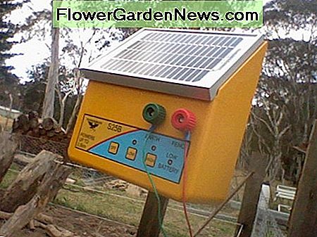 Rentabilūs elektriniai aptvarai, kai gyvena prie tinklo. Tai mūsų saulės elektrinės tvoros valdymo blokas. Cost effective electric fencing when living off the grid. This is our solar electric fence control box.