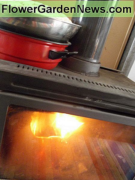 Denne grundlæggende langsom forbrændingsvarmer sættes i gang med at hjælpe dejen stige. Skålen er forhøjet fra direkte varme. This basic slow combustion heater is put to work helping dough rise. The bowl is elevated from direct heat.