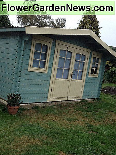 Onze voltooide Lillevilla-hut. Geschilderd met Cuprinol. Our completed Lillevilla cabin. Painted using Cuprinol.