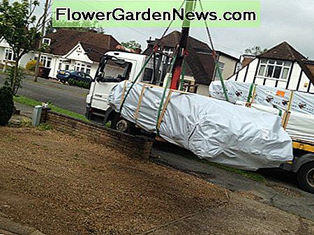 De Lillevilla-hut arriveert en wordt gebouwd. The Lillevilla cabin arriving and being constructed.