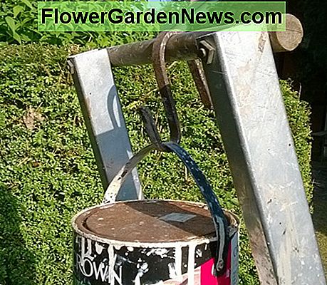 Ein 'S' Haken ist nützlich, um Farbdosen, Eimer etc An 'S' hook is useful for holding cans of paint, buckets etc