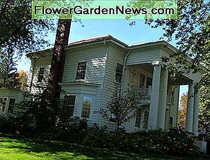 Beachten Sie die hohe Veranda, SĂ€ulen und Zahnform dieses neoklassizistischen Wohnhaus in Wisconsin. Note the tall porch, columns and dentil molding of this Neoclassical Revival home in Wisconsin.