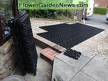 Ersatzgitter gestapelt nach Bedarf bereit zu verwenden. Spare grids stacked up ready to use as required.