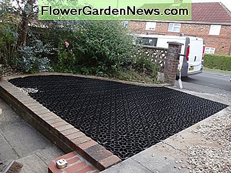 Schneiden und fügen Sie die gebogenen Stücke auf der äußersten Kante neben dem Blumenbeet ein. Cutting and fitting the curved pieces on the far edge next to the flower bed.