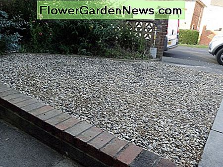 Kies nachfüllen, nachdem alle Kunststoffgitter an Ort und Stelle verriegelt sind. Gravel backfilled after all the plastic grids are interlocked in place.