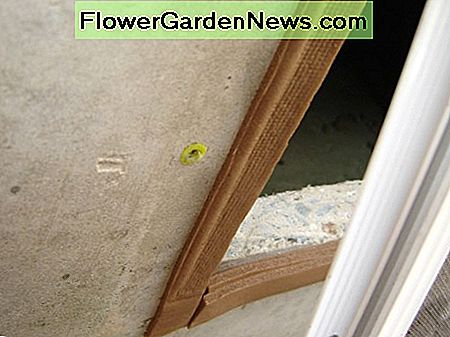 Schuimisolatietape kan helpen, maar muizen kunnen er doorheen kauwen Foam insulating tape can help, but mice can chew right through it