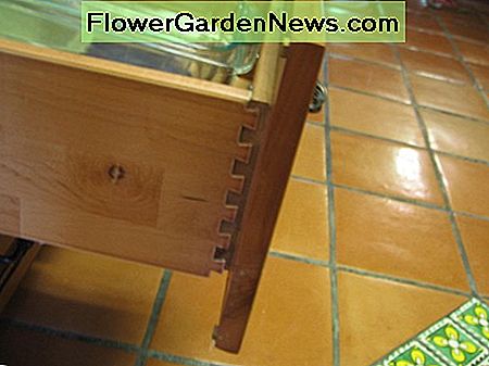 RTA Zunge und Grove Box ist tief und hat mit Holzseiten und -boden. Regale und Schubladen sind 1/2 Zoll Massivholz. Schubladen schließen sich sanft und wie die Türen vollflächig sind. RTA tongue and grove box is deep and has with wood sides and bottom. Shelves and drawers are 1/2 inch solid wood. Drawers soft close and like the doors are full-face.