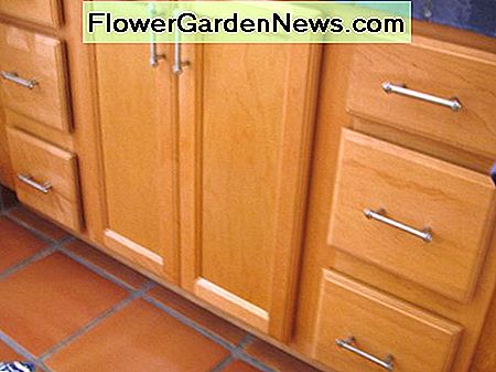 Home Depot Schränke haben billigere Türen und einen großen Abstand zwischen den Schubladen. Home Depot cabinets have cheaper doors and a wide space between drawers.