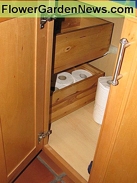 Home Depot hat flache Schubladen, Laminatboden des Schranks und keine Seiten zu Schubladen (auch keine Regale in den Türschränken). Flache Schubladen von Home Depot Schränke und Laminatboden. Home Depot has shallow drawers, laminate bottom of cabinet and no sides to drawers (also no shelves in door cabinets).Shallow drawers of Home Depot cabinets and laminate bottom.