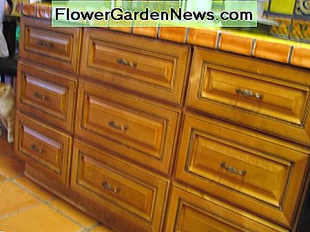 Schrankschubladen sind tief und vollflächig. Cabinet drawers are deep and full-face.