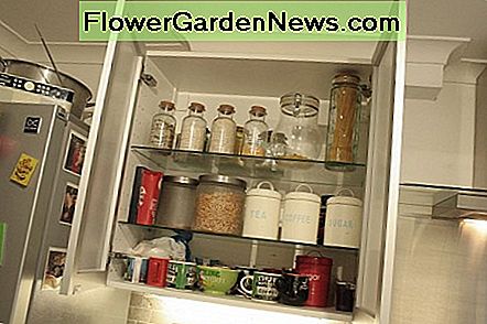 Wandgerät für Gläser und Becher Wall unit for jars and mugs