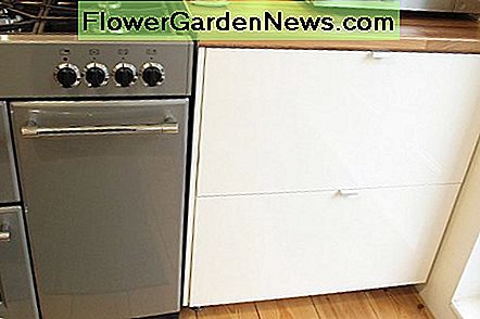 Bodeneinheit neben dem Herd Floor unit next to the cooker