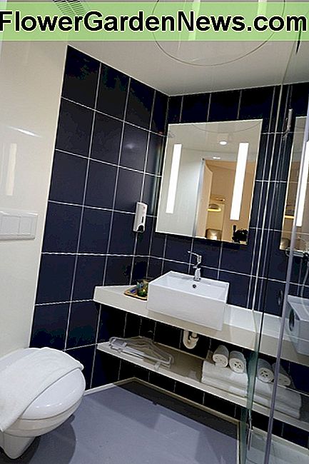 Heutige Spiegel verwenden neue Technologie: Diese hat einen eingebauten Spiegel. Today's mirrors employ new technology: This one has a built-in mirror.