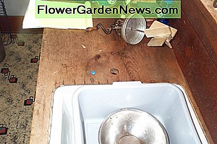 Hier ist die Küchentheke und die Spüle wie vor der Installation der Pumpe. Sie können das Loch sehen, wo eine Pumpe entfernt wurde, an der Seite der Spüle. Here is the kitchen counter and sink as it was before we installed the pump. You can see the hole where a pump was removed, at the side of the sink.