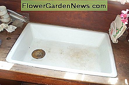 Das Bauernhaus Waschbecken ist original und scheint eines der ältesten verfügbaren Modelle zu sein. The farmhouse sink is original, and appears to be one of the oldest models available.