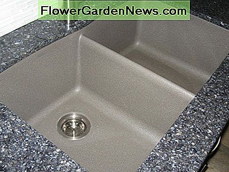 Mon évier est gris métallique, ce qui donne un accent au quartz bleu grisâtre plus foncé. My sink is metallic gray, which provides an accent to the darker, grayish-blue quartz.