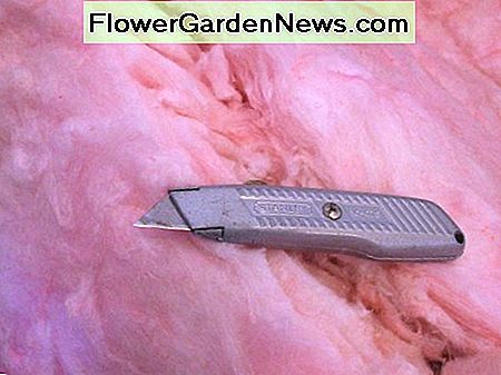 Ein Gebrauchsmesser ruht auf a A utility knife rests on a