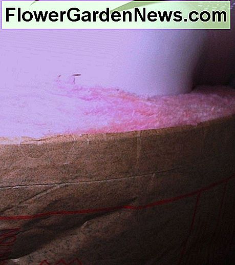 Eine andere Ansicht der Rollenisolierung um ein Badewannenende. Another view of roll insulation around a bathtub end.