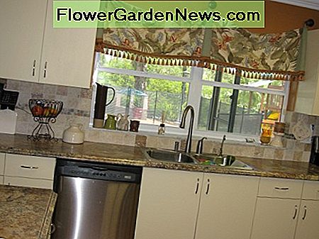 ... und neue Fensterbehandlungen. Meine Küche wurde komplett umgerechnet für $ 2000 umgestaltet !! ...and new window treatments. My kitchen has been completely transformed for the better for right around $2000!!